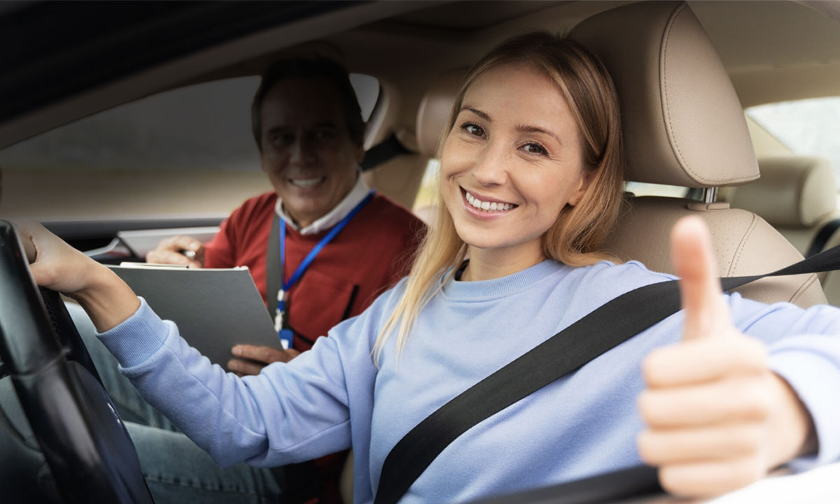 Femme avec permis de conduire